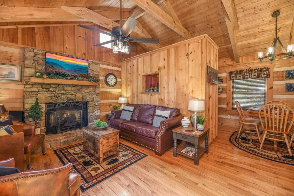 View! Cozy, Private, Fireplace, Hot Tub Log Cabin, Honeymoon! Sevierville Eksteriør bilde