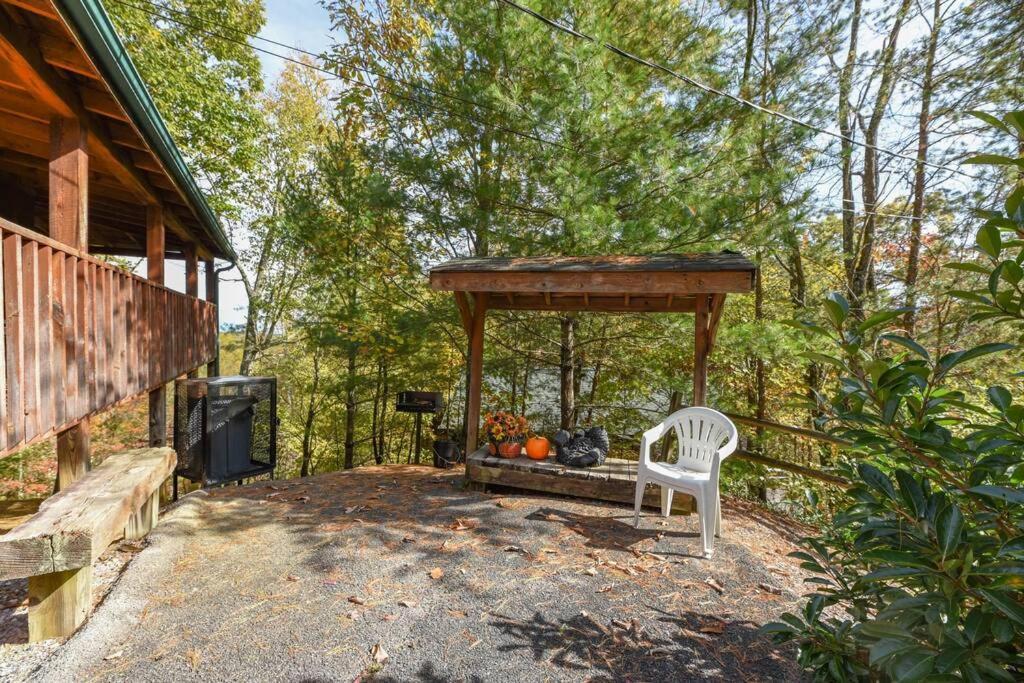 View! Cozy, Private, Fireplace, Hot Tub Log Cabin, Honeymoon! Sevierville Eksteriør bilde