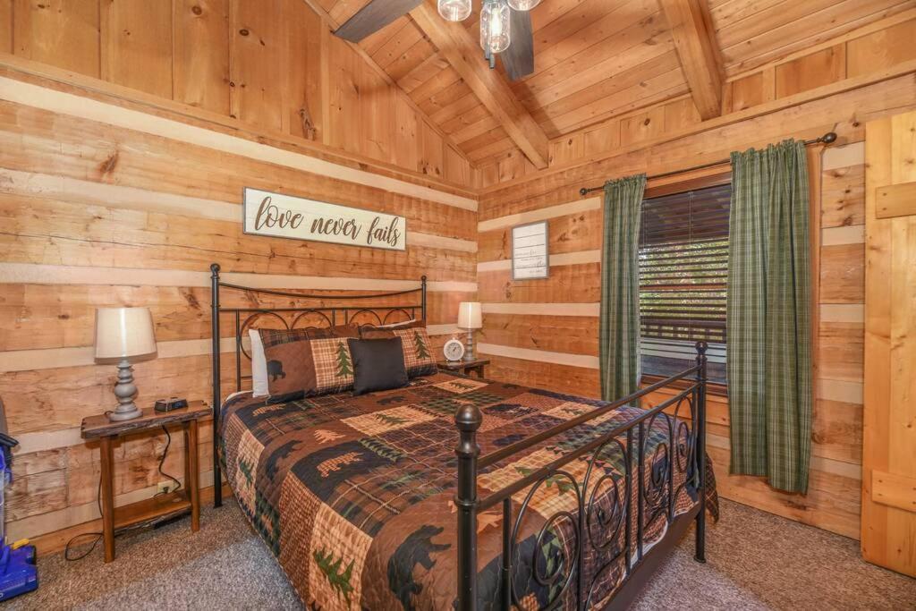 View! Cozy, Private, Fireplace, Hot Tub Log Cabin, Honeymoon! Sevierville Eksteriør bilde