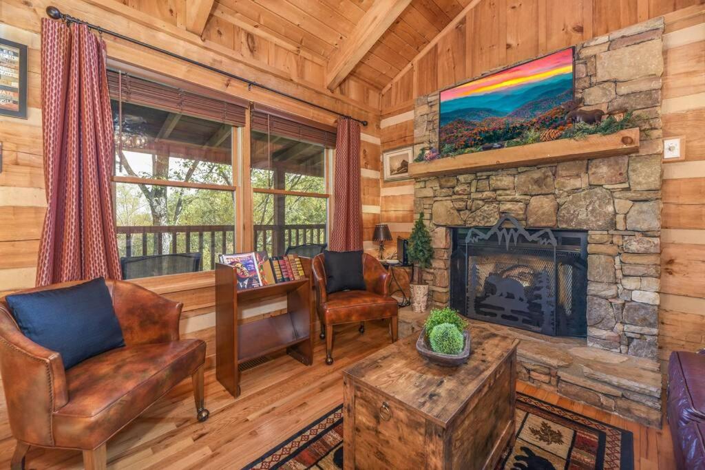 View! Cozy, Private, Fireplace, Hot Tub Log Cabin, Honeymoon! Sevierville Eksteriør bilde