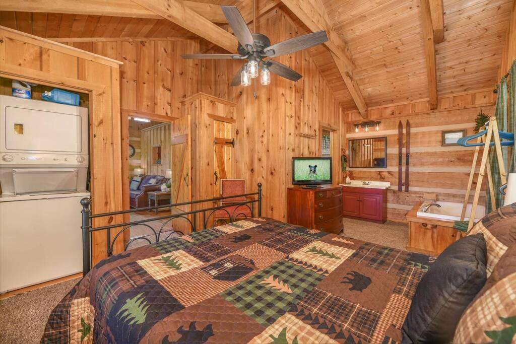 View! Cozy, Private, Fireplace, Hot Tub Log Cabin, Honeymoon! Sevierville Eksteriør bilde