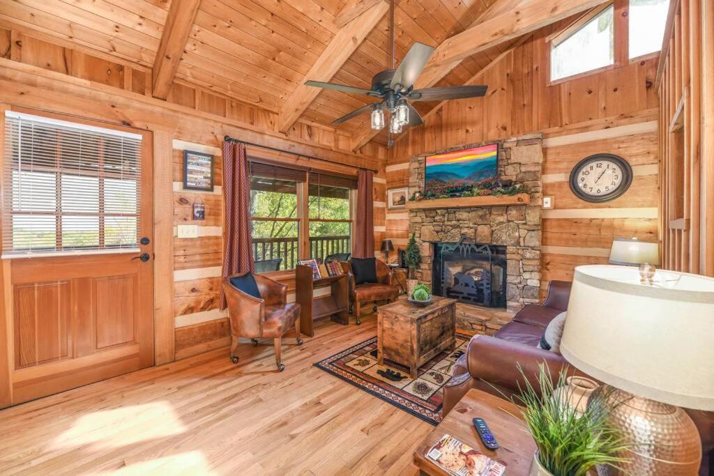 View! Cozy, Private, Fireplace, Hot Tub Log Cabin, Honeymoon! Sevierville Eksteriør bilde