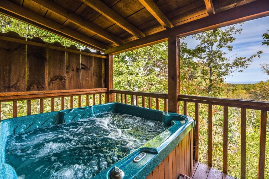 View! Cozy, Private, Fireplace, Hot Tub Log Cabin, Honeymoon! Sevierville Eksteriør bilde