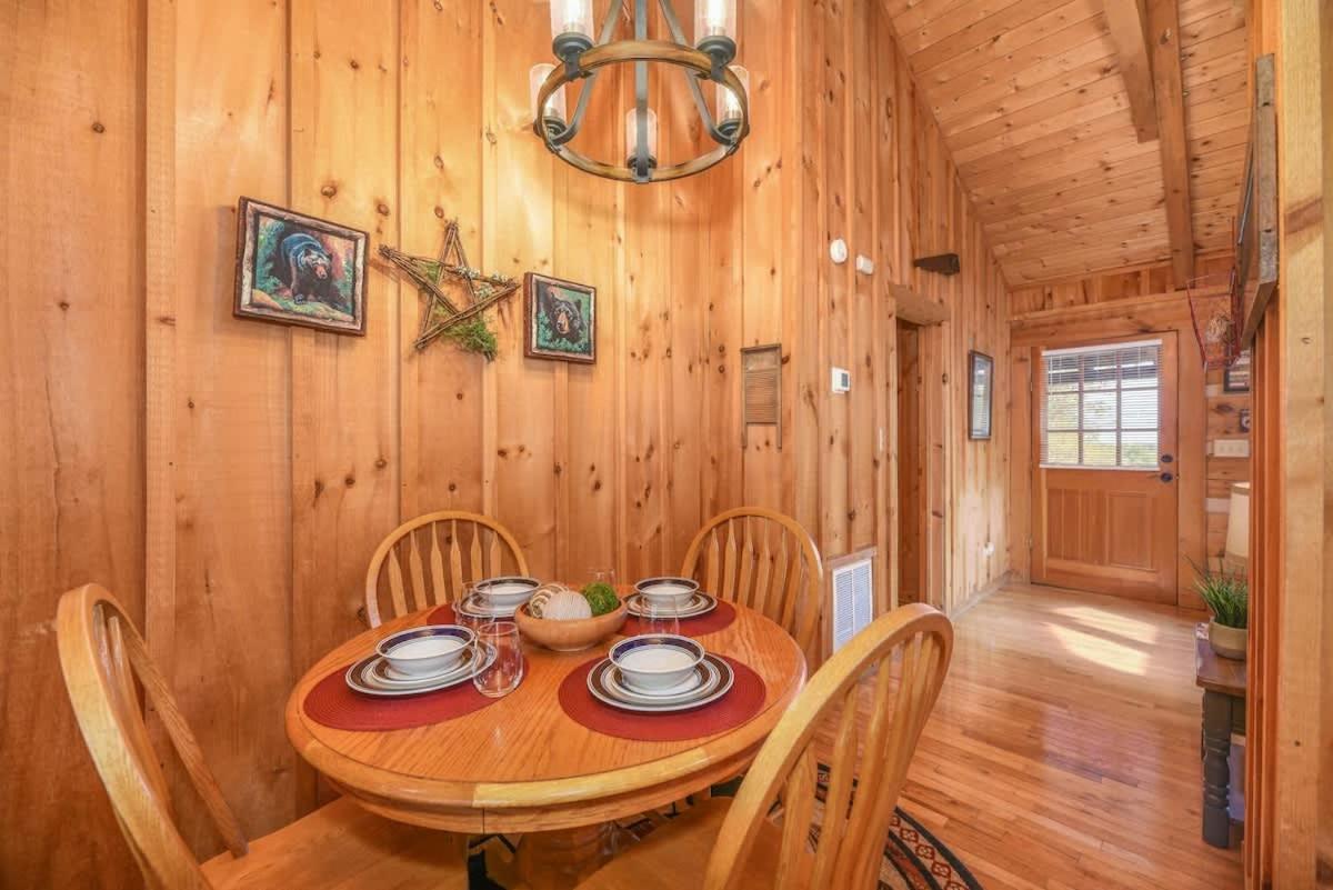 View! Cozy, Private, Fireplace, Hot Tub Log Cabin, Honeymoon! Sevierville Eksteriør bilde