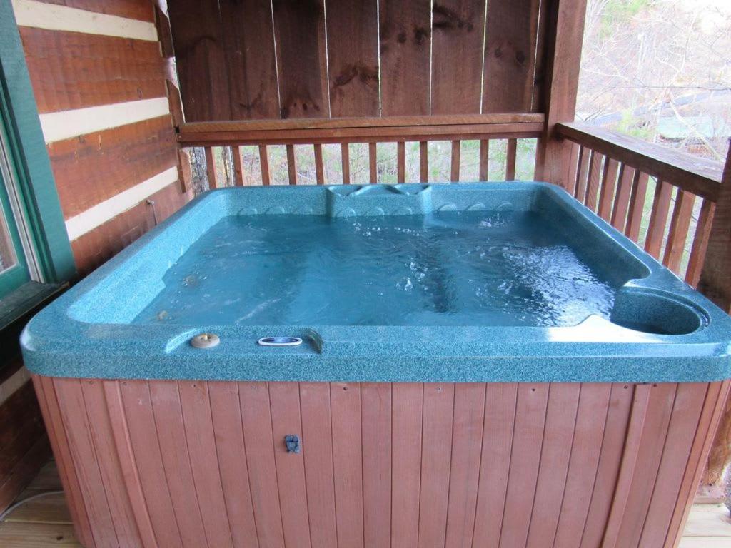 View! Cozy, Private, Fireplace, Hot Tub Log Cabin, Honeymoon! Sevierville Eksteriør bilde