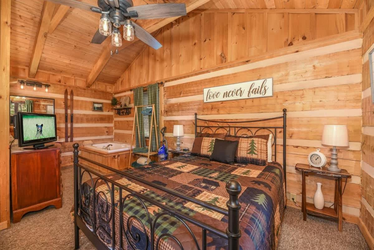 View! Cozy, Private, Fireplace, Hot Tub Log Cabin, Honeymoon! Sevierville Eksteriør bilde