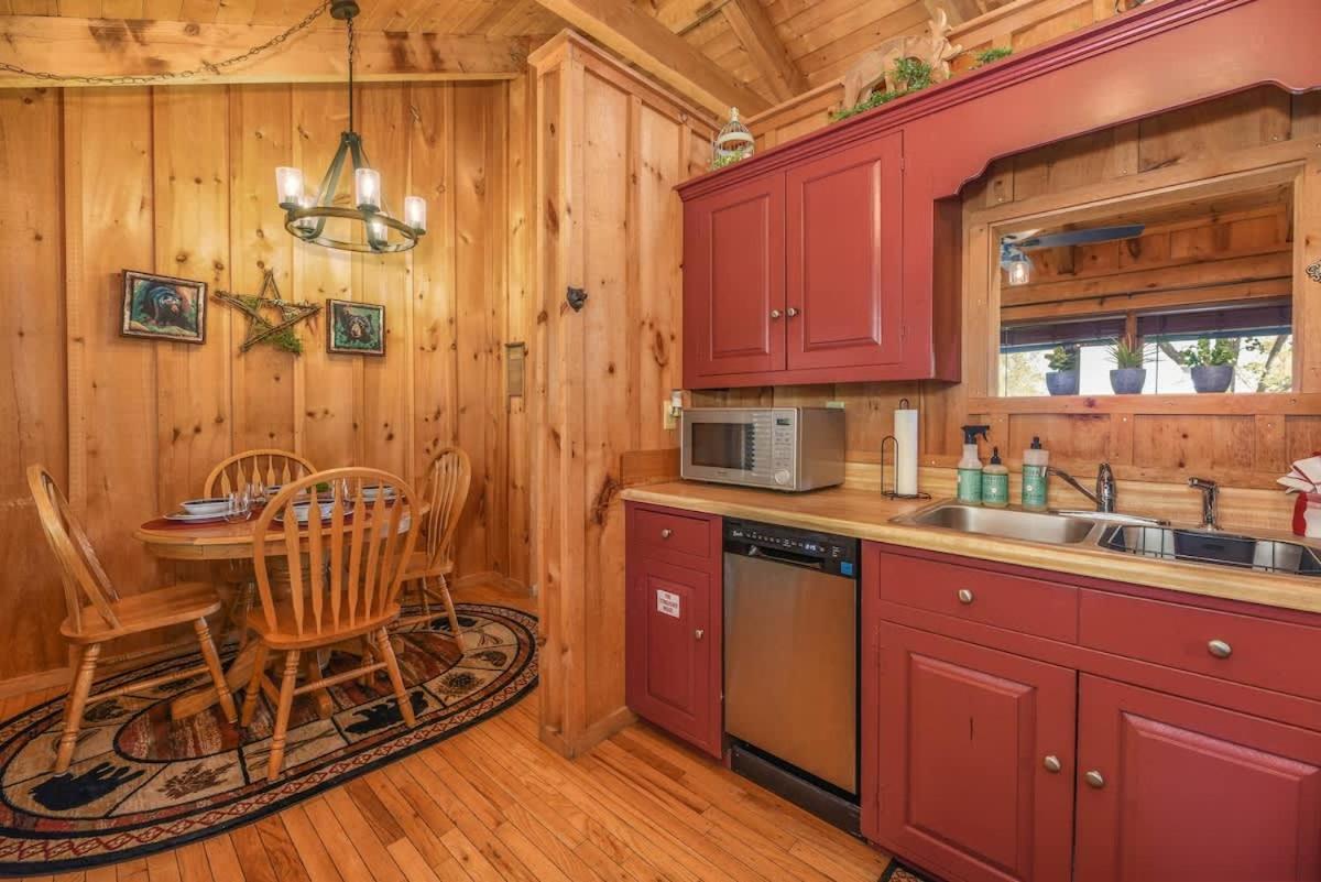 View! Cozy, Private, Fireplace, Hot Tub Log Cabin, Honeymoon! Sevierville Eksteriør bilde