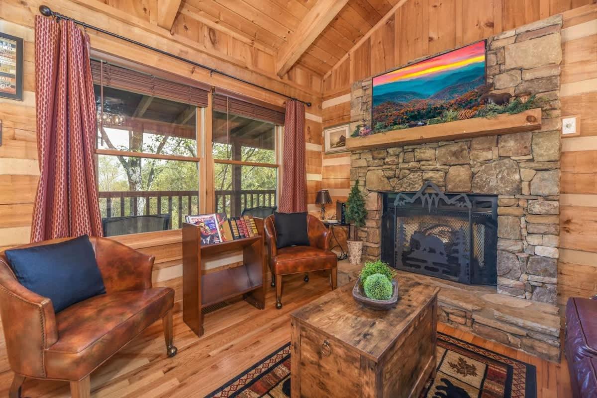 View! Cozy, Private, Fireplace, Hot Tub Log Cabin, Honeymoon! Sevierville Eksteriør bilde