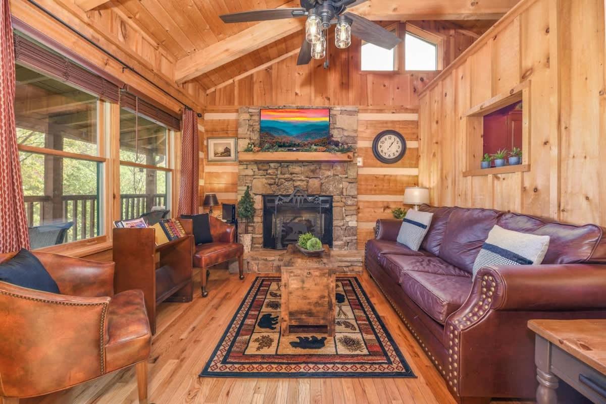 View! Cozy, Private, Fireplace, Hot Tub Log Cabin, Honeymoon! Sevierville Eksteriør bilde