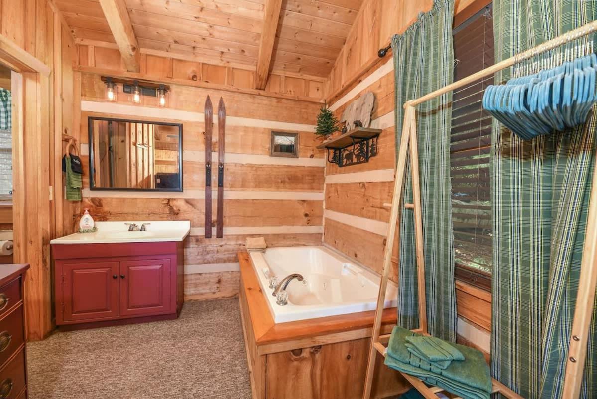 View! Cozy, Private, Fireplace, Hot Tub Log Cabin, Honeymoon! Sevierville Eksteriør bilde